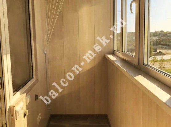 Ремонт балкона с остеклением, обшивкой профнастилом