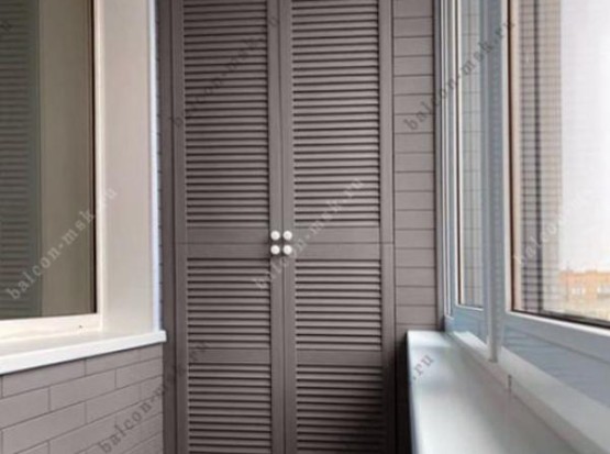 Остекление балкона с отделкой стеновым паркетом