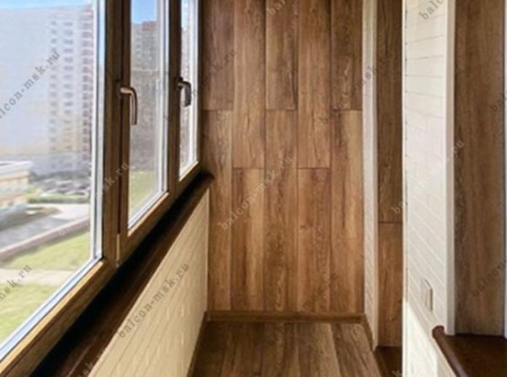 Ремонт балкона ламинатом и стеновым паркетом