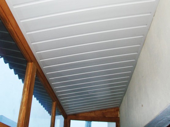 Недорогая и практичная отделка потолка на балконе с утеплением пеноплексом