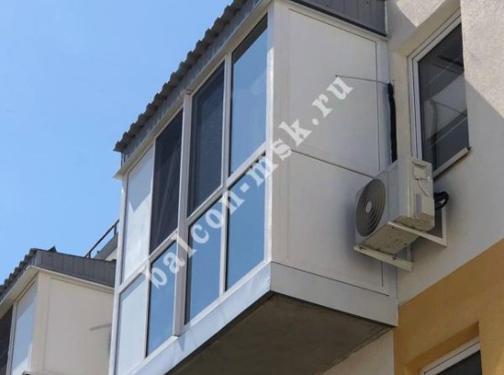 Ремонт балкона с установкой панорамного остекления с тонировкой