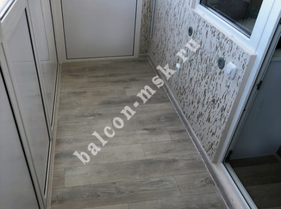 Ремонт П-образного балкона. Остекление и отделка короед