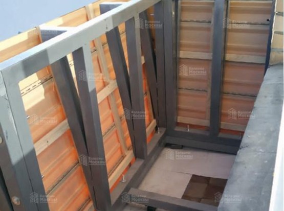 Остекление балкона с расширением по парапету