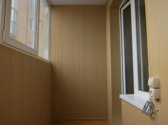 Ремонт стен лоджии МДФ панелями