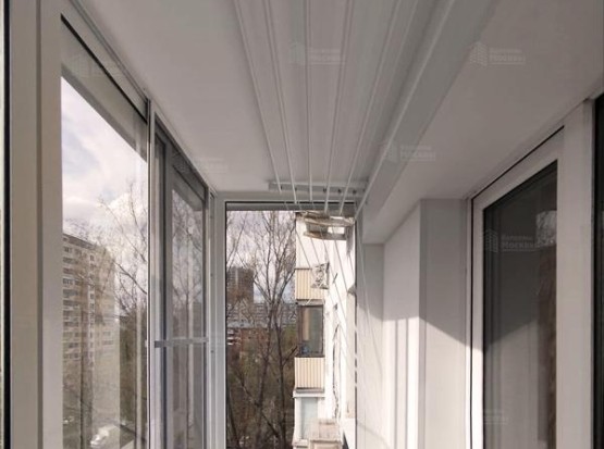 Холодное остекление балкона с отделкой ПВХ панелями