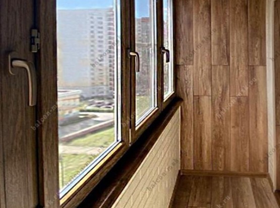 Ремонт балкона ламинатом и стеновым паркетом