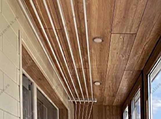 Ремонт балкона ламинатом и стеновым паркетом