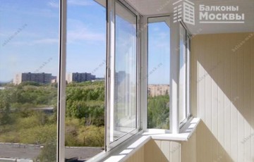 Холодное остекление лоджии с отделкой ПВХ панелями