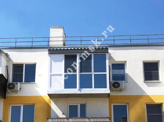 Ремонт балкона с установкой панорамного остекления с тонировкой