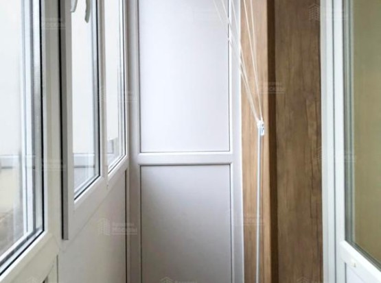 Французское остекление балкона с отделкой: элегантность и приватность