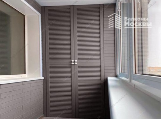 Остекление балкона с отделкой стеновым паркетом