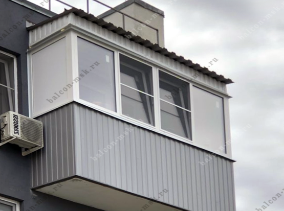 Остекление балкона с крышей в Москве. Фото № 3