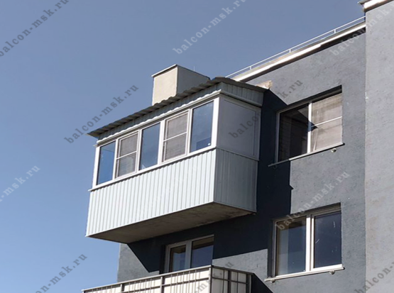 Остекление балкона с крышей в Москве. Фото № 9