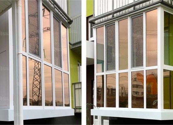 Остекление балкона с панорамным видом, зеркальной тонировкой и энергосберегающими стеклопакетами