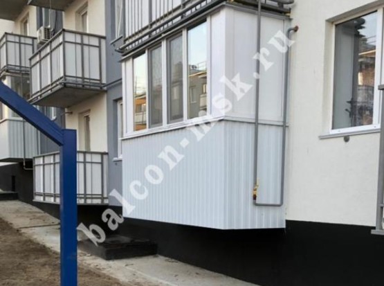 Популярный вариант остекления балкона с внешней отделкой