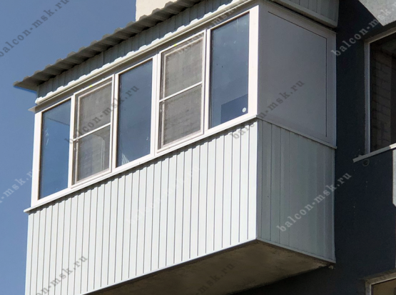 Остекление балкона с крышей в Москве. Фото № 11