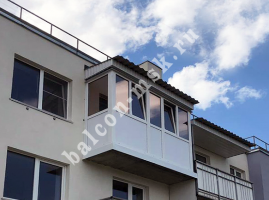 Ремонт П-образного балкона. Остекление и отделка короед