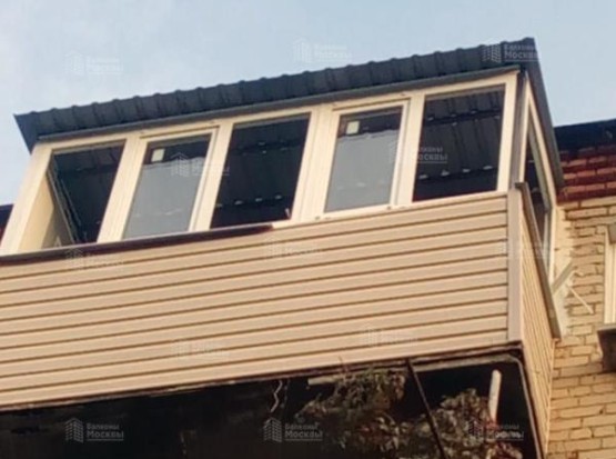 Остекление балкона с расширением по парапету