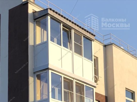 Французское остекление балкона со вставками из сэндвич панелей Французское остекление балкона со вставками из сэндвич панелей