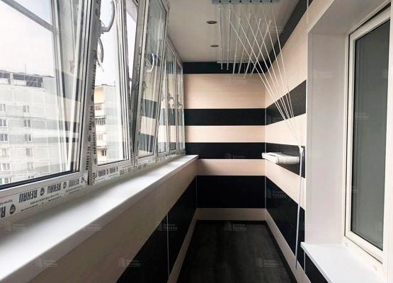 Остекление балкона: реальный кейс с отделкой ПВХ-панелями и ламинатом на восковой защите