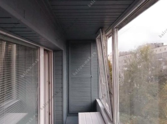 Ремонт балкона вагонкой и паркетом из липы