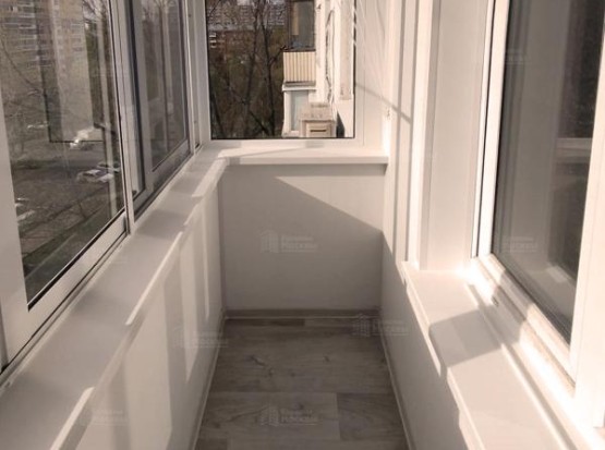 Холодное остекление балкона с отделкой ПВХ панелями