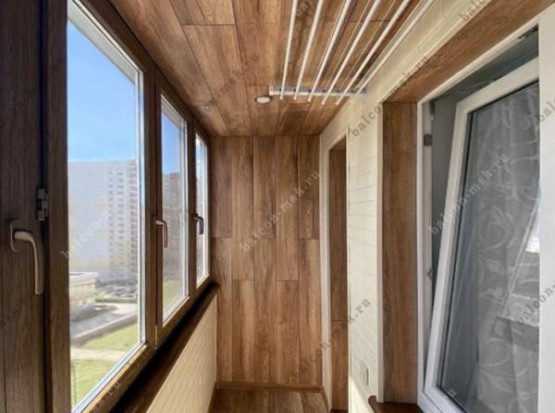 Ремонт балкона ламинатом и стеновым паркетом