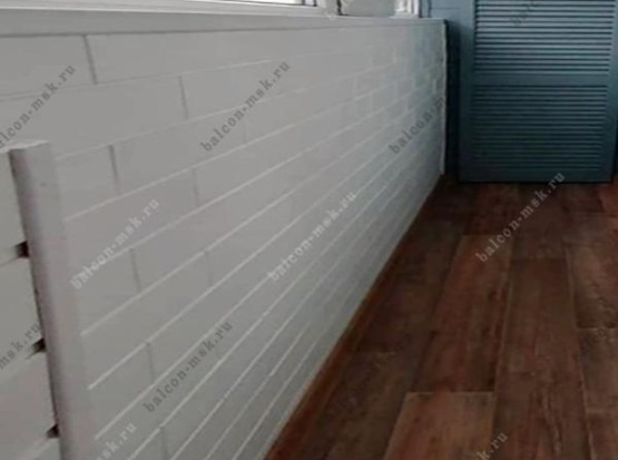 Ремонт балкона вагонкой и паркетом из липы