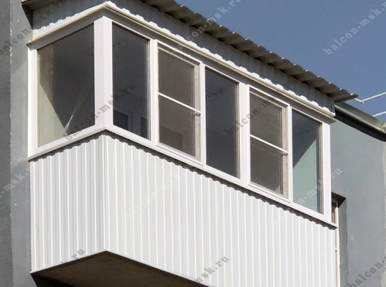 Остекление балкона с крышей в Москве. Фото № 6