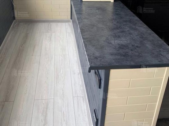 Отделка балкона паркетом из липы и ламинатом Отделка балкона паркетом из липы и ламинатом