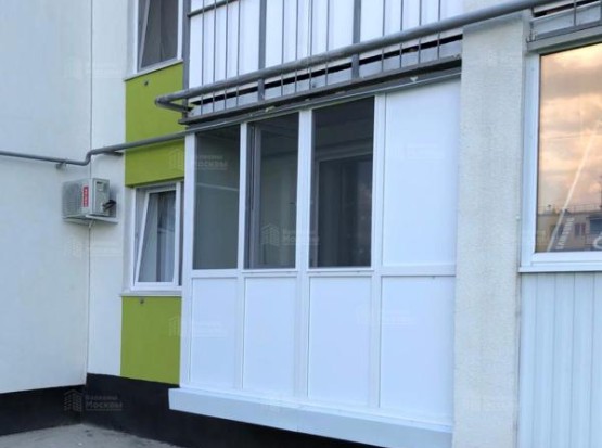 Французское остекление балкона с отделкой: элегантность и приватность