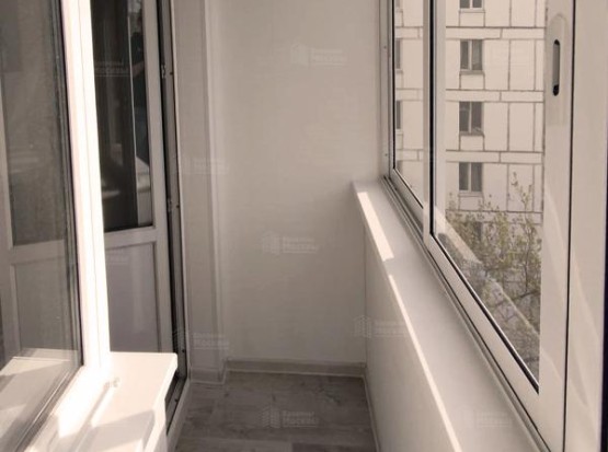 Холодное остекление балкона с отделкой ПВХ панелями