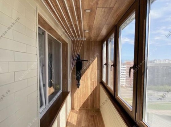 Ремонт балкона ламинатом и стеновым паркетом