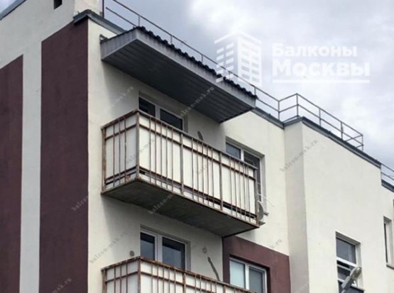 Французское остекление балкона со вставками из сэндвич панелей Французское остекление балкона со вставками из сэндвич панелей