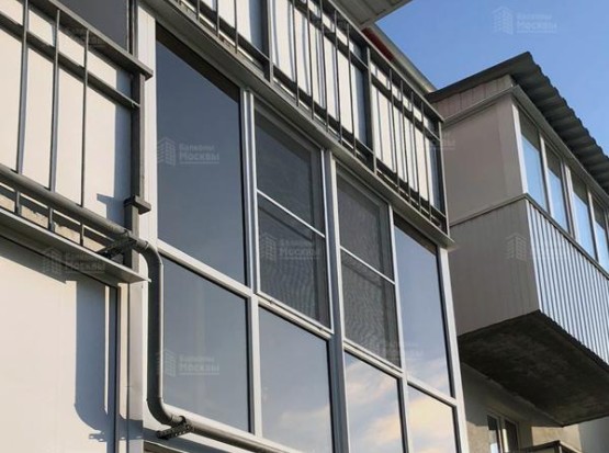  Балкон-витрина с панорамными стеклами и приватной тонировкой