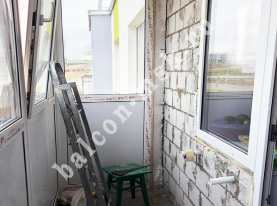 Ремонт П-образного балкона. Остекление и отделка короед