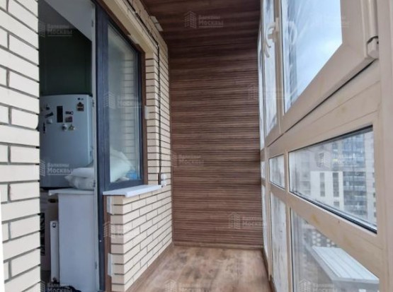 Французский балкон с отделкой МДФ и ламинатом