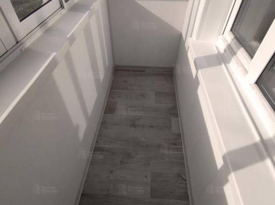 Холодное остекление балкона с отделкой ПВХ панелями