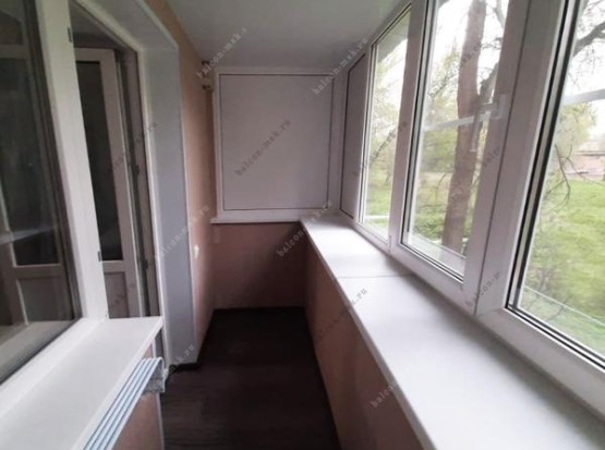 Остекление балкона 3.2х0.75 м с отделкой ПВХ панелями