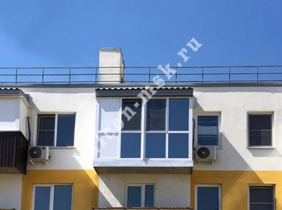 Ремонт балкона с установкой панорамного остекления с тонировкой