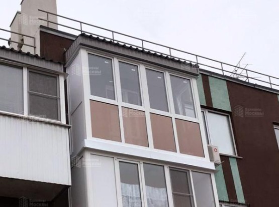 Панорамное остекление с тонировкой нижнего яруса