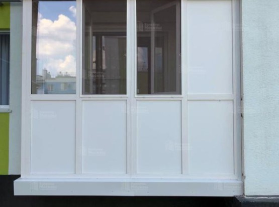 Французское остекление балкона с отделкой: элегантность и приватность