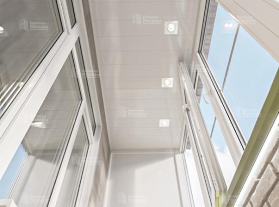 Остекление с отделкой ламинатом и декоративными кирпичиками