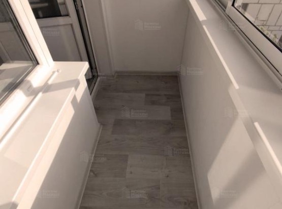 Холодное остекление балкона с отделкой ПВХ панелями