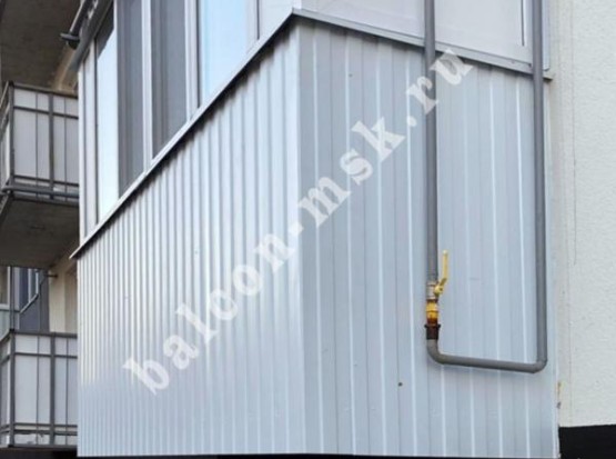 Популярный вариант остекления балкона с внешней отделкой