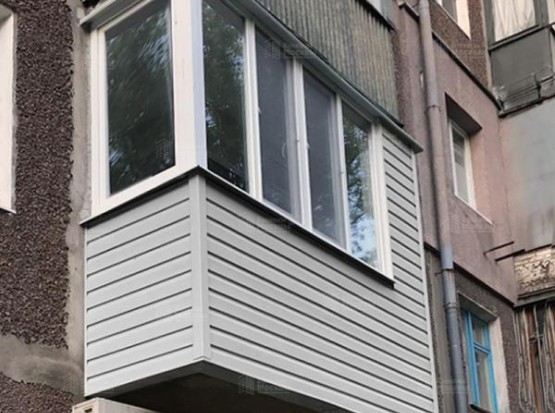 Ремонт балкон «под ключ» с остеклением и отделкой ПВХ-панелями: уют без забот и лишних расходов