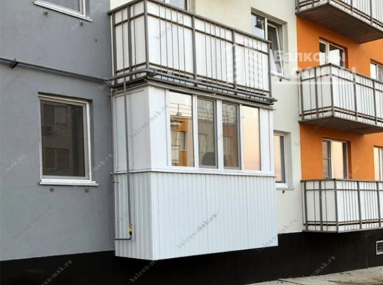 Популярный вариант остекления балкона с внешней отделкой