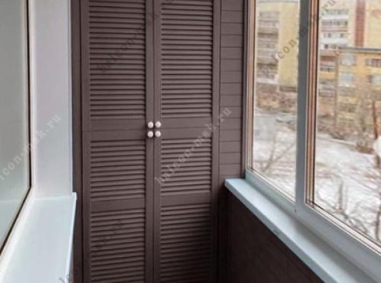 Остекление балкона с отделкой стеновым паркетом