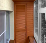 Шкаф с деревянными жалюзийными дверцами