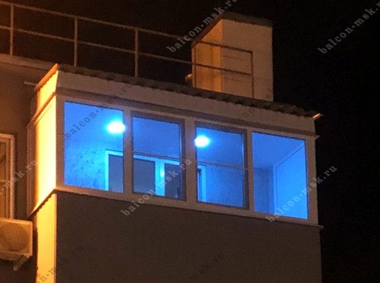 Остекление балкона с крышей в Москве. Фото № 1